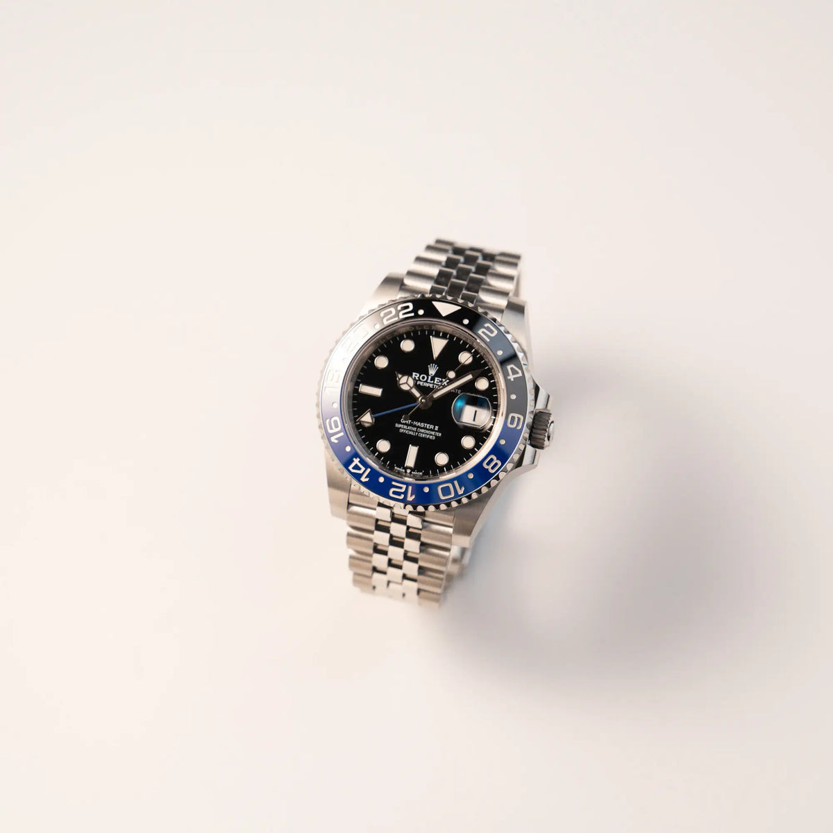 Leicht schräge Ansicht der Rolex GMT-Master II Batgirl der Referenz 126710BLNR mit blau schwarzer Lünette am Jubilee-Armband