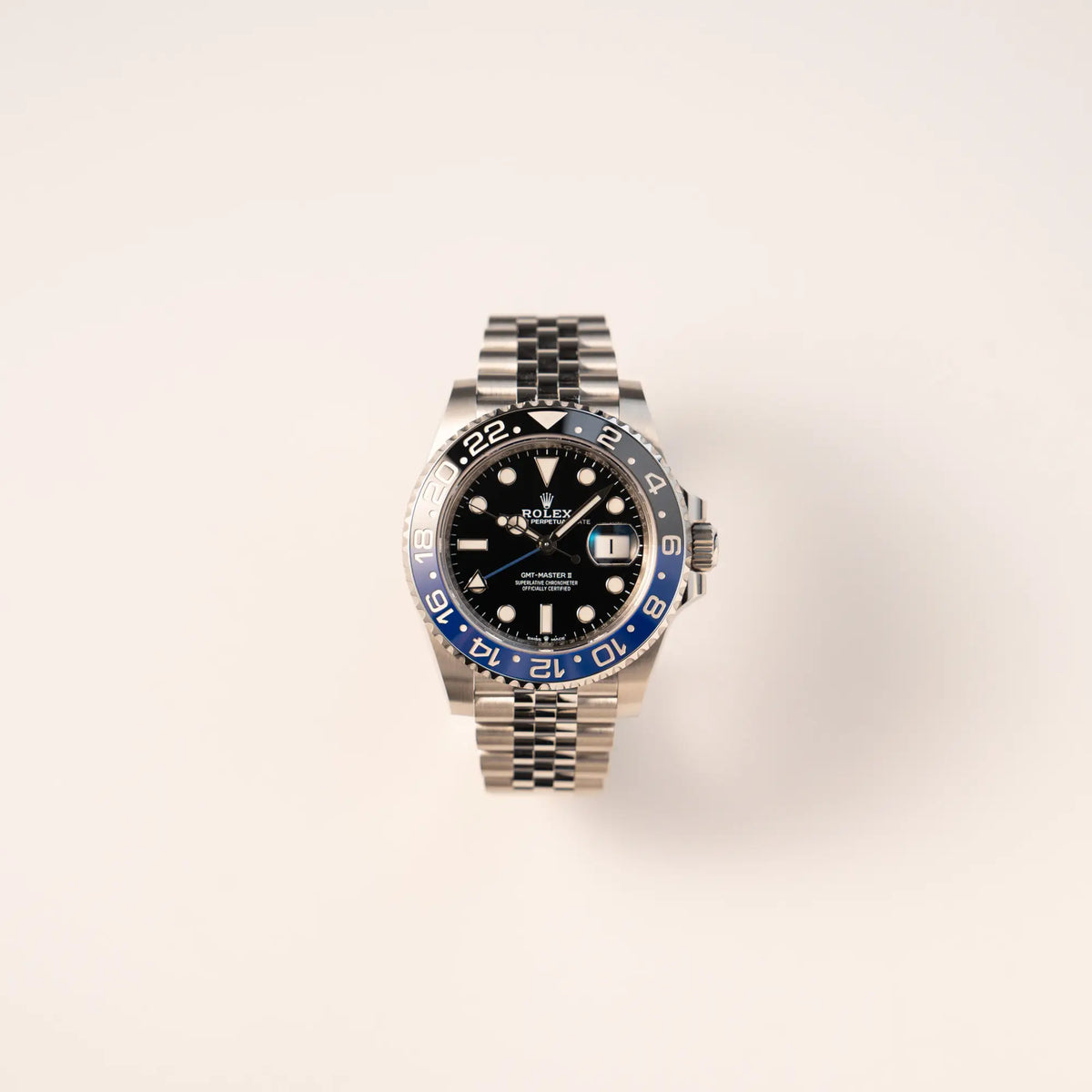 Frontale Ansicht der Rolex GMT-Master II Batgirl der Referenz 126710BLNR mit blau schwarzer Lünette am Jubilee-Armband