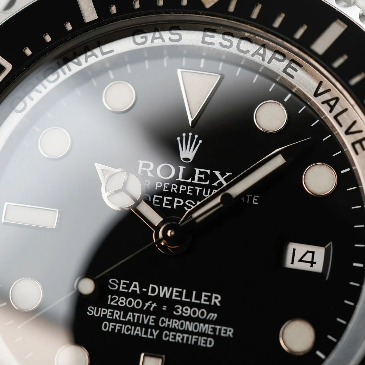 Makroaufnahme des Zifferblatts einer Rolex Seadweller mit Fokus auf den Schriftzug