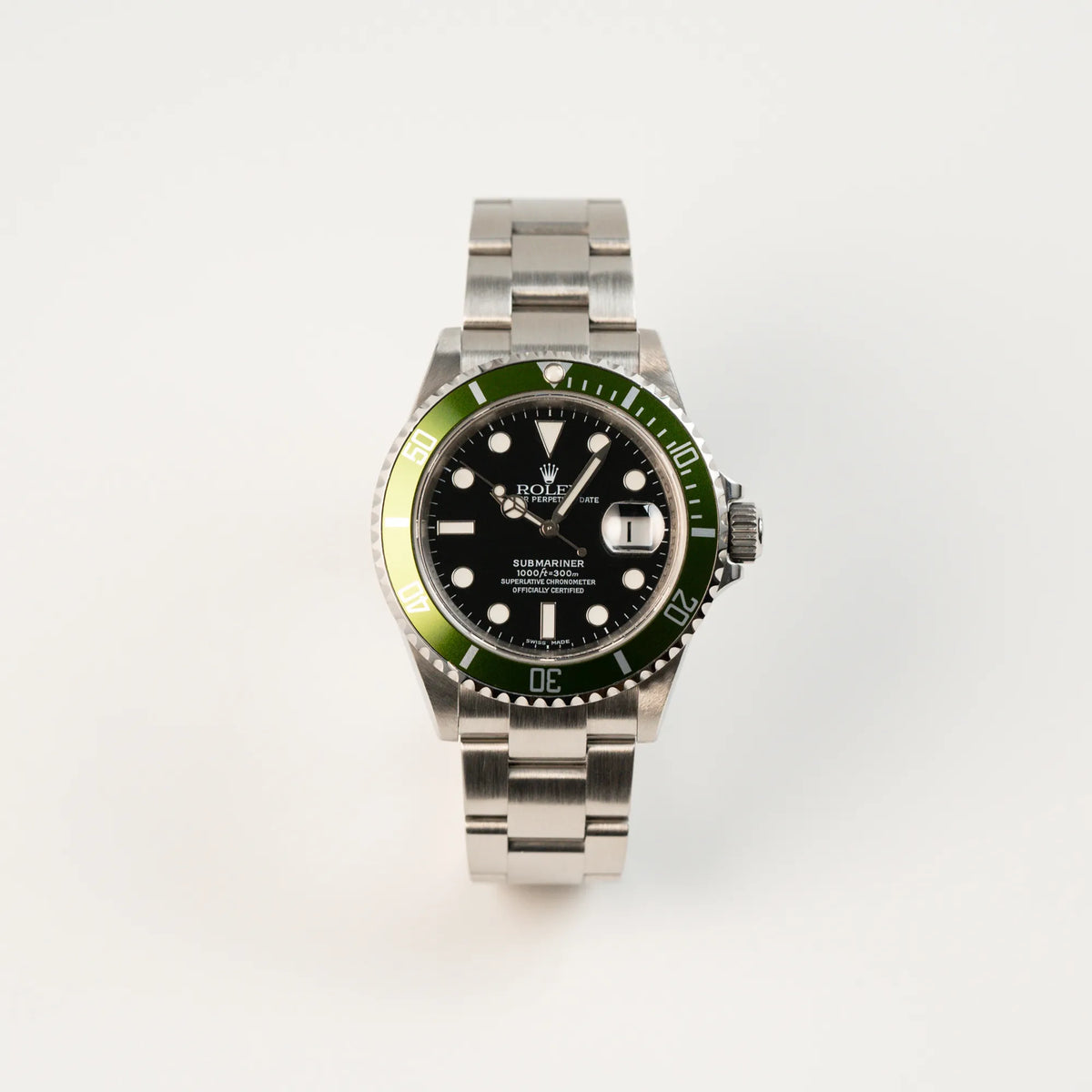 Frontale Ansicht der Rolex Submariner Date Taucheruhr in der ikonischen Kermit-Variante mit einer einzigartigen Lime-Lünette