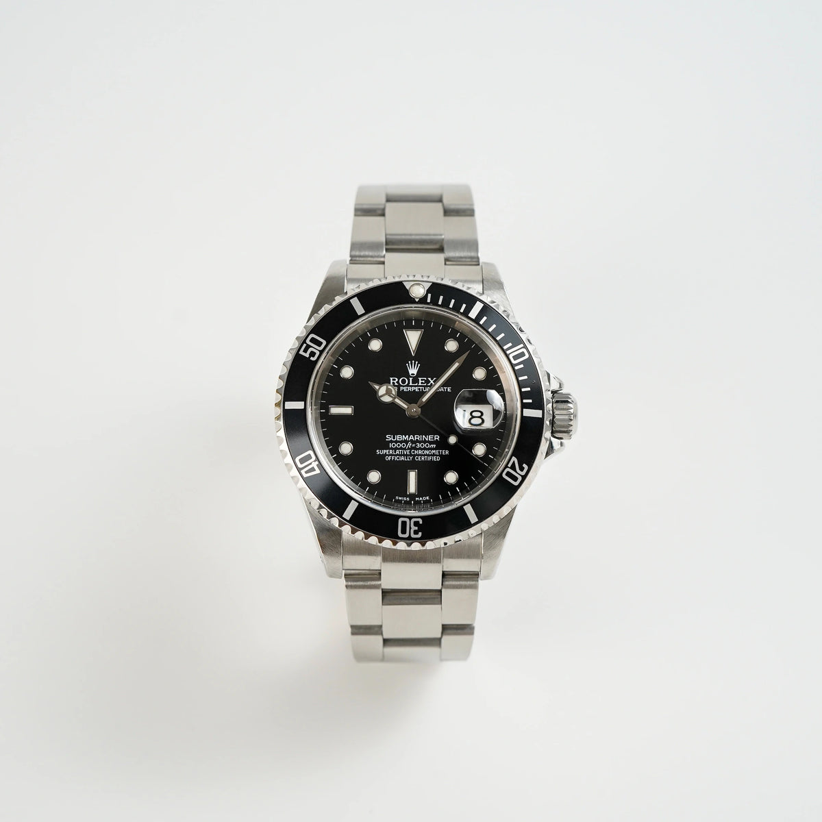 Frontale Ansicht der Rolex Submariner Date in schwarz, Referenz 16610, mit Flat-Four-Lünette