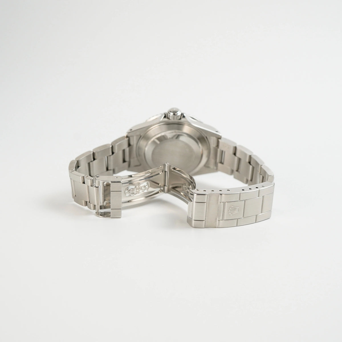 Blick auf die geöffnete Faltschließe und den Gehäuseboden der Rolex Submariner Date in schwarz, Referenz 16610