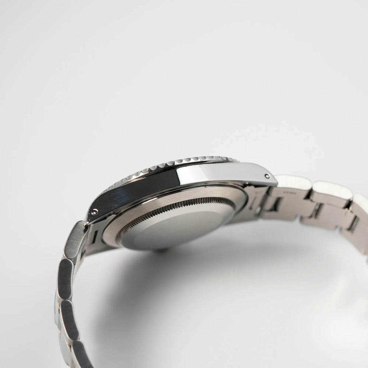 Seitliches Gehäuse der Rolex Submariner NoDate 14060M in Schwarz