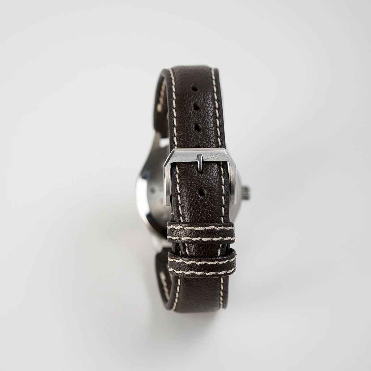 Dornschließe der IWC Schaffhausen Pilot Fliegeruhr UTC Spitfire mit der Referenz IW3251 am braunen Lederarmband