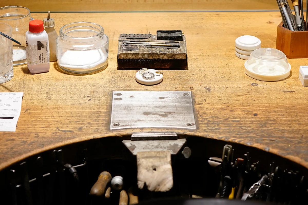 Arbeitsplatz des Goldschmieds bei Schmuckatelier Lang