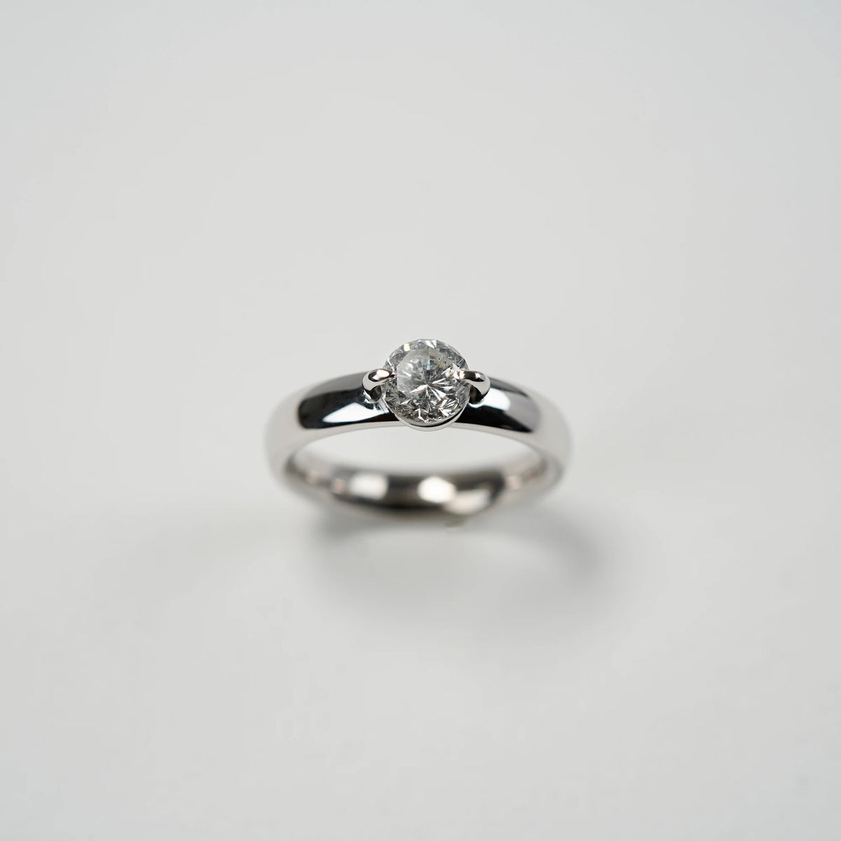 Produktfotografie des Weißgold-Solitaire-Rings mit einem 1,10 Carat Diamanten aus der Schmuckatelier Lang Collection mit einem leicht geneigten Blickwinkel von Oben herab