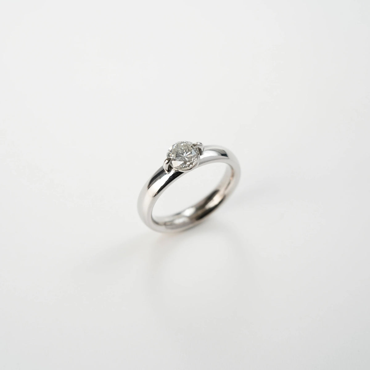 Produktfotografie des Weißgold-Solitaire-Rings mit einem 1,10 Carat Diamanten aus der Schmuckatelier Lang Collection mit leicht seitlichem Blickwinkel