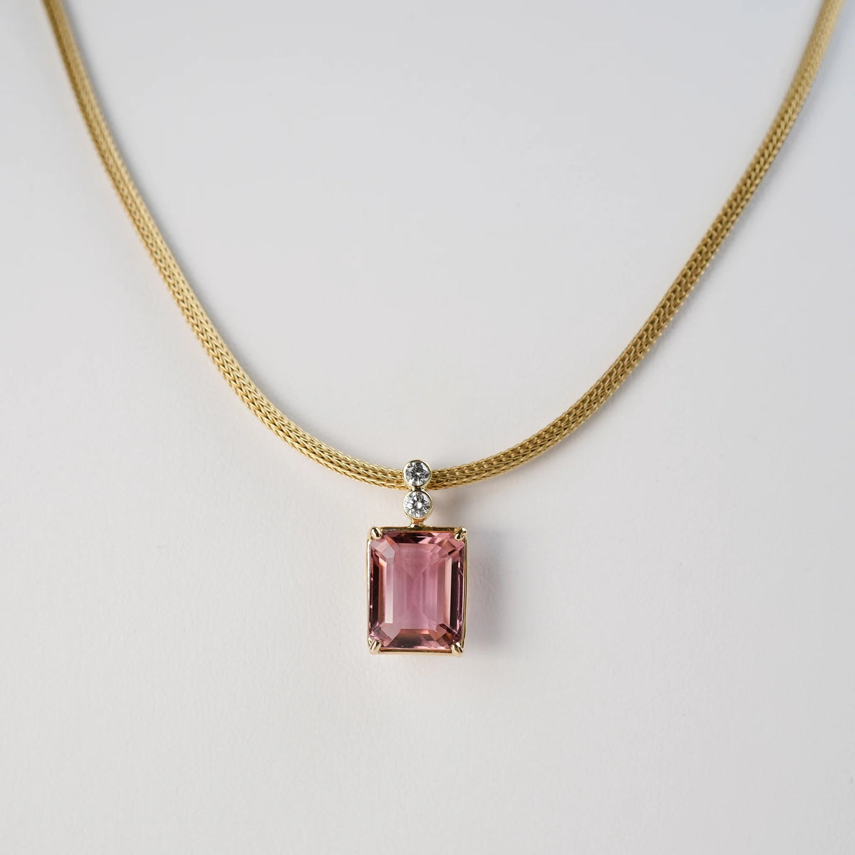 Produktfotografie des gelbgoldenen Colliers aus der Schmuckatelier Lang Collection mit einem großen pinken Tansanit als Anhänger