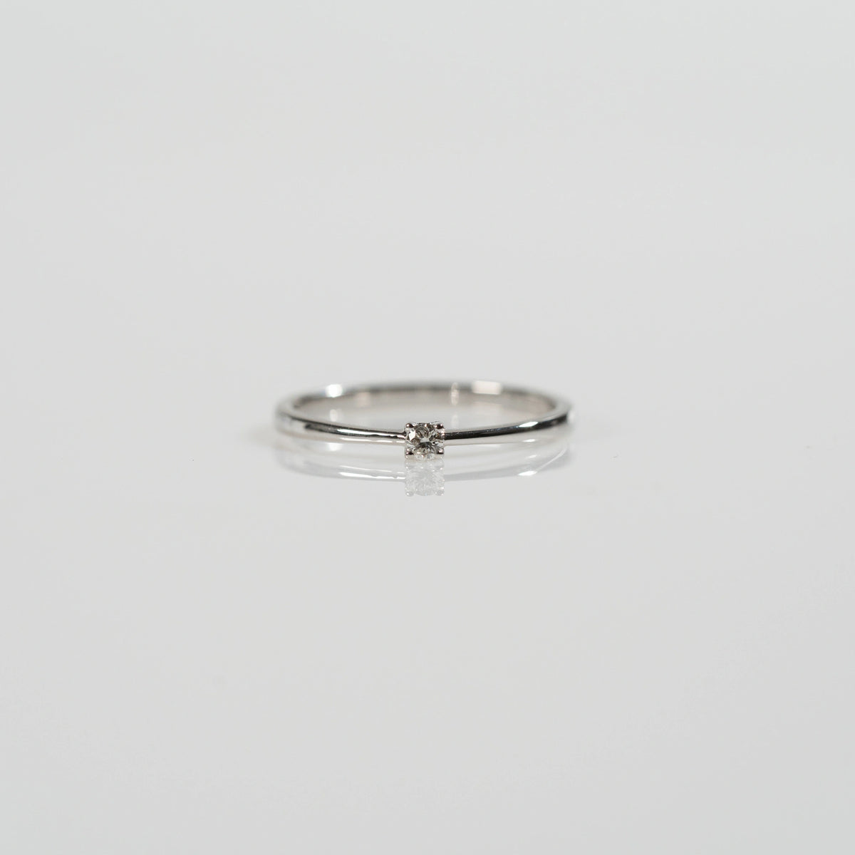 Frontale Ansicht des Verlobungsrings "Forever" aus der Schmuckatelier Lang Collection mit einem in einer 4er Kappe gefassten Diamanten mit einem Gewicht von 0.1 Carat