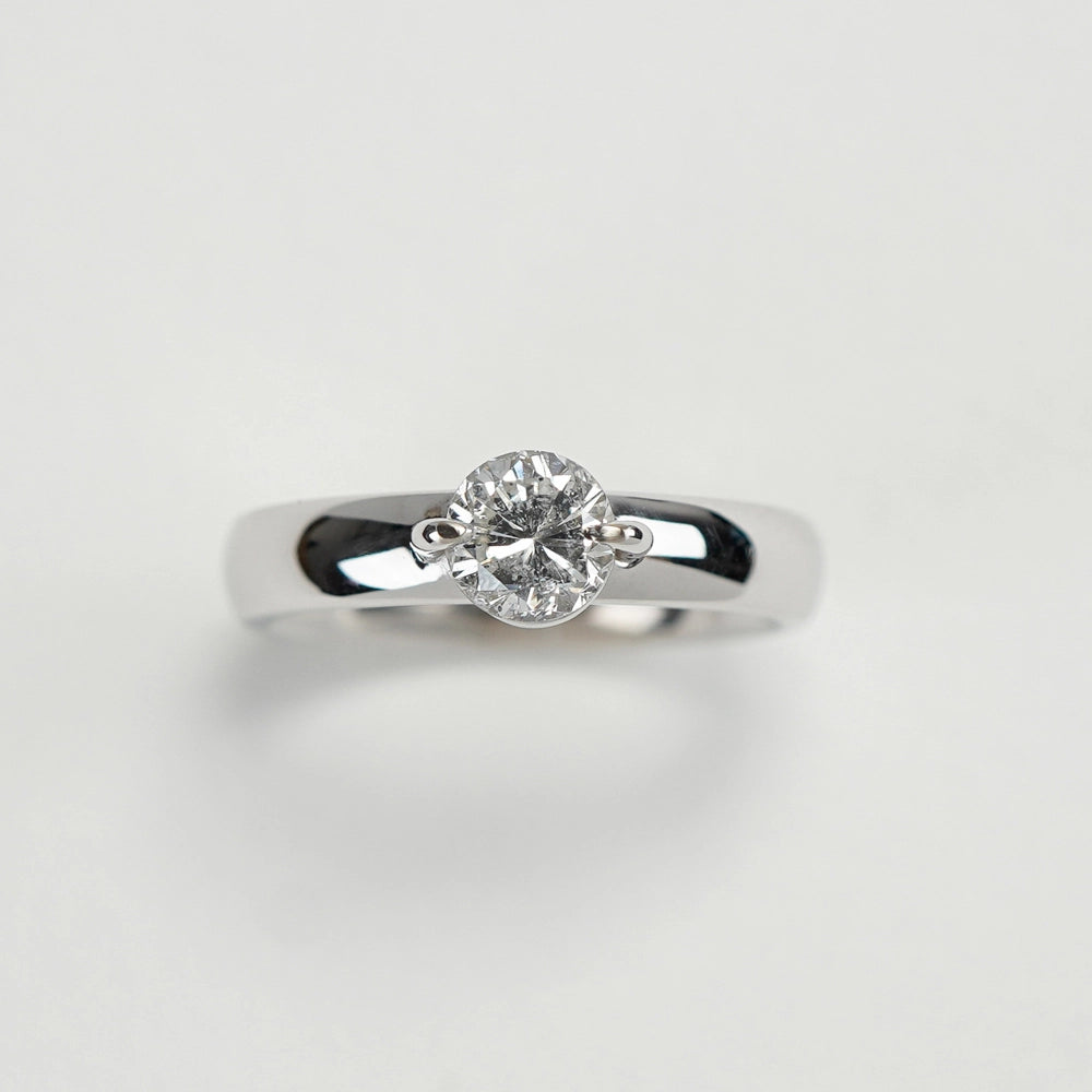 Draufsicht auf den Brillanten eines Weißgold Solitaire Rings mit einem 1,10ct Diamanten