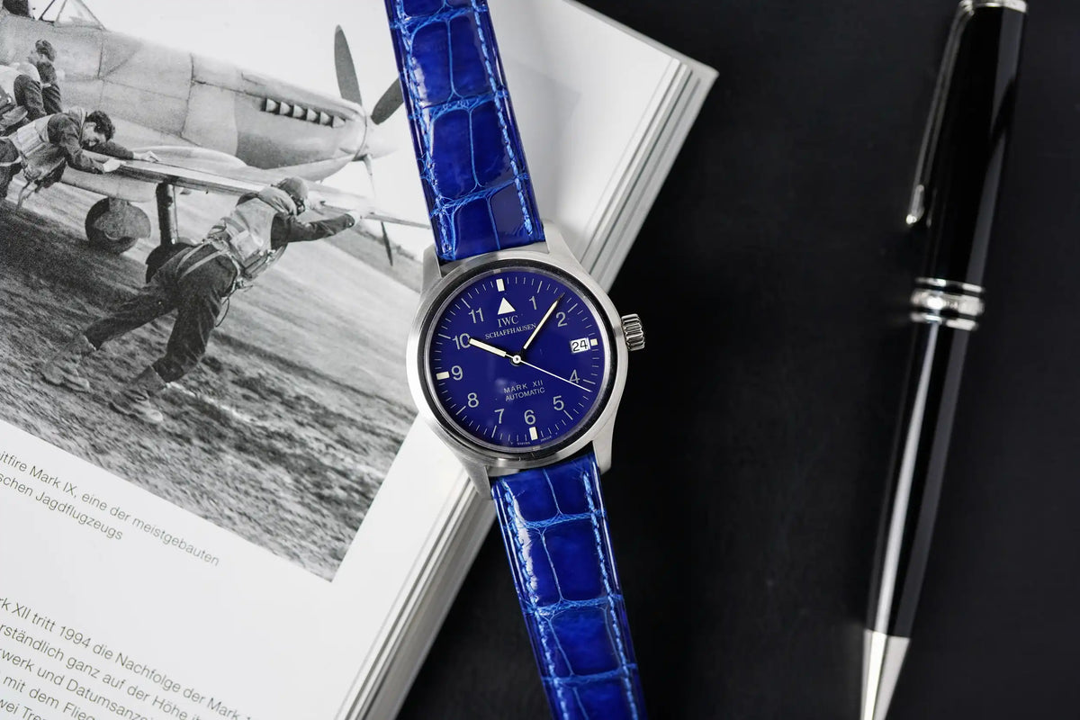 Produktfotografie einer IWC Mark 12 mit blauem Zifferblatt und an einem blauen Lederband