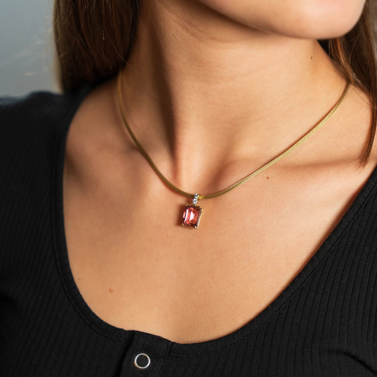 Frau trägt das Tansanit Collier aus der Schmuckatelier Lang Collection um den Hals