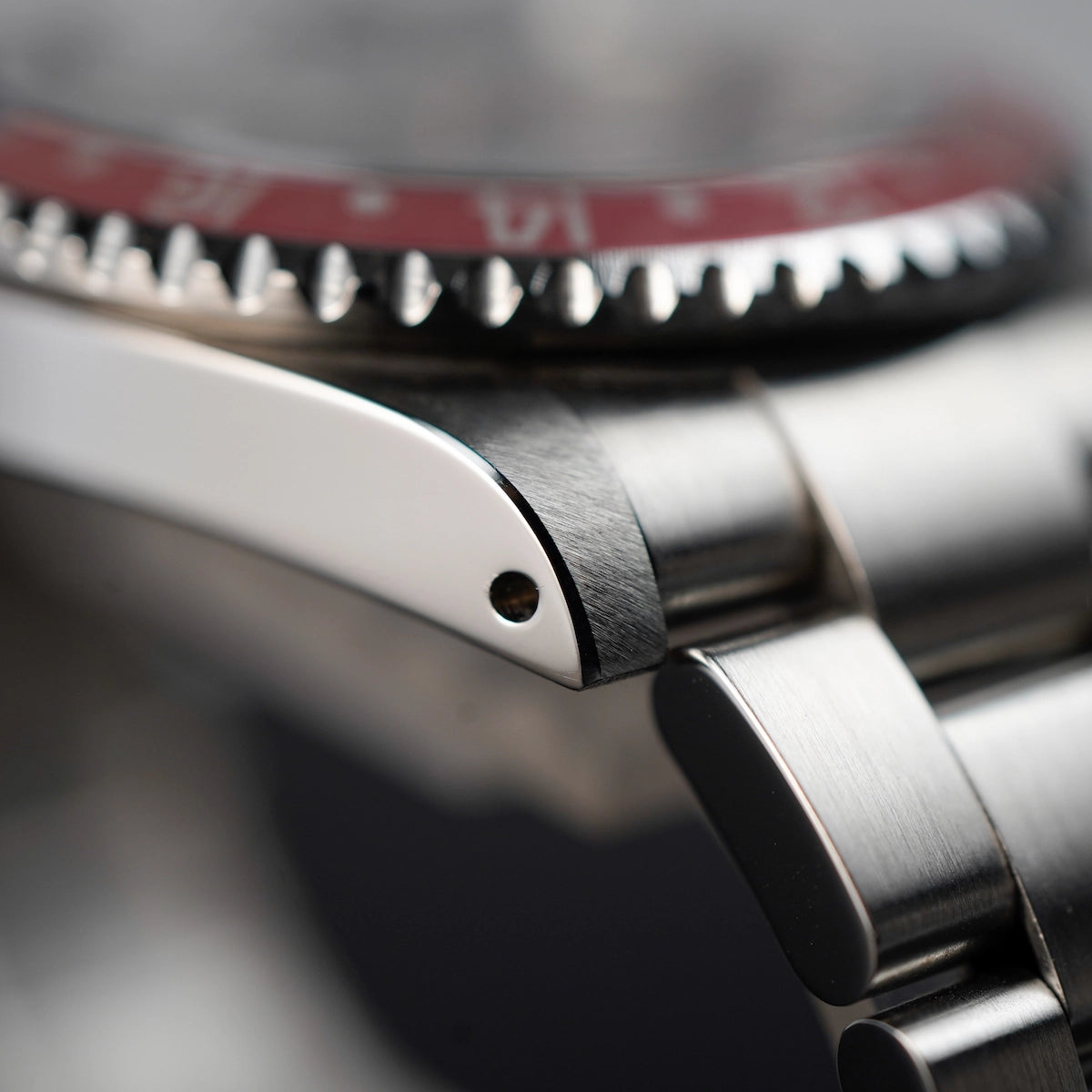Makroaufnahme des Bandanstoßes einer Rolex GMT Master 16700 Pepsi in Top Zustands