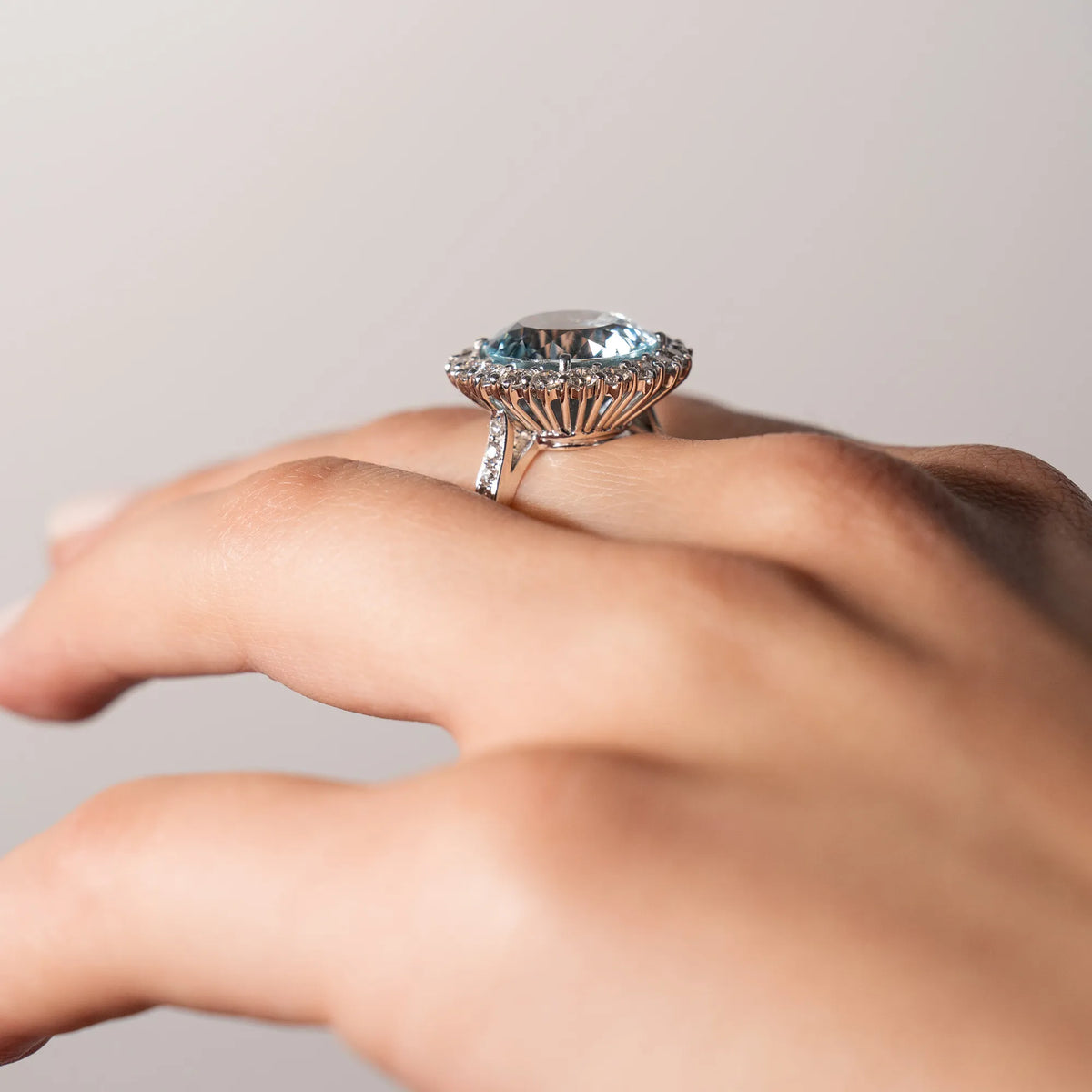 Weißgold-Aquamarin Ring mit Brillanten | 18 Karat
