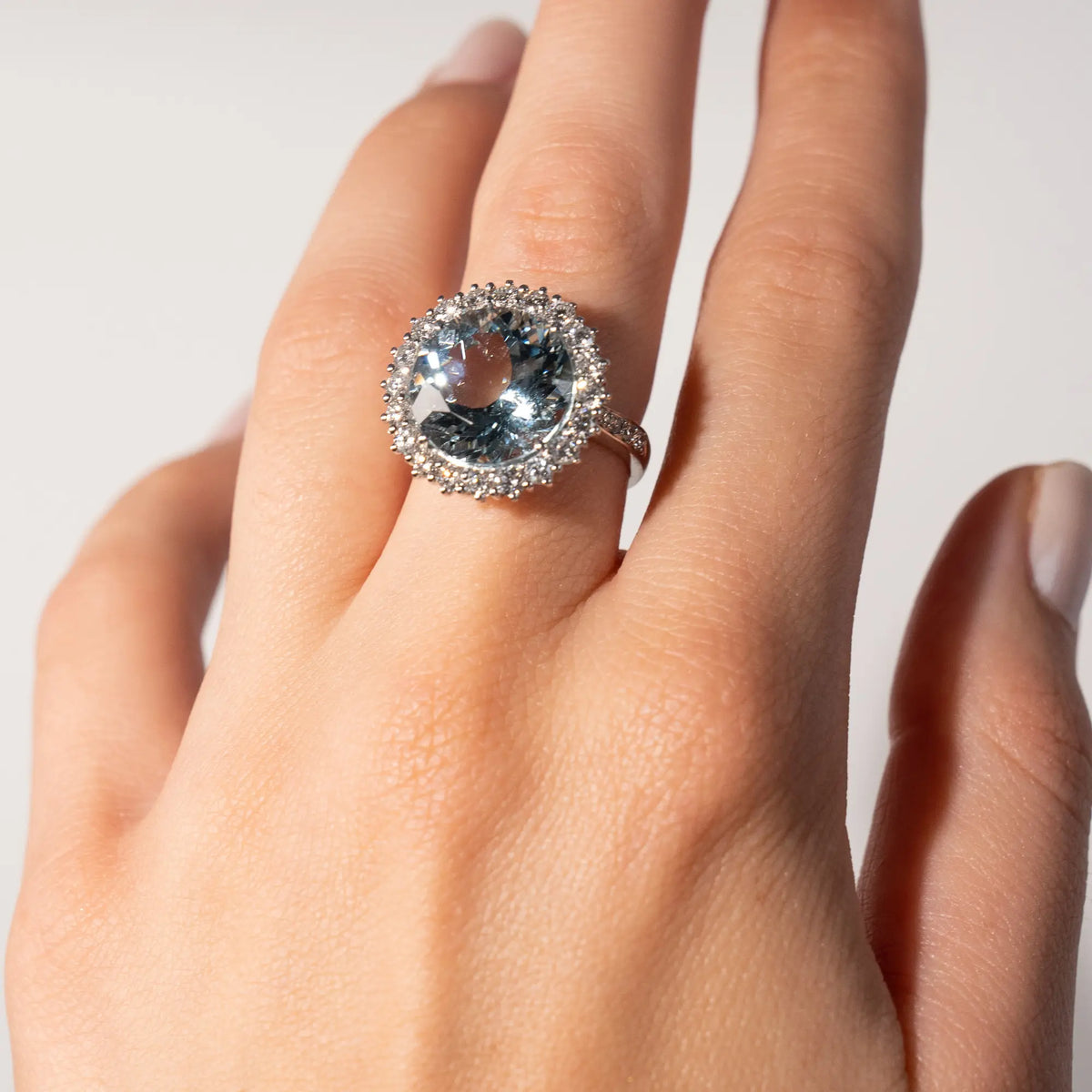 Weißgold-Aquamarin Ring mit Brillanten | 18 Karat