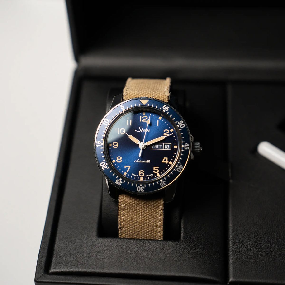 Produktfotografie der Taucheruhr Sinn Automatik SA in Blau mit beigen Akzenten am Textilband