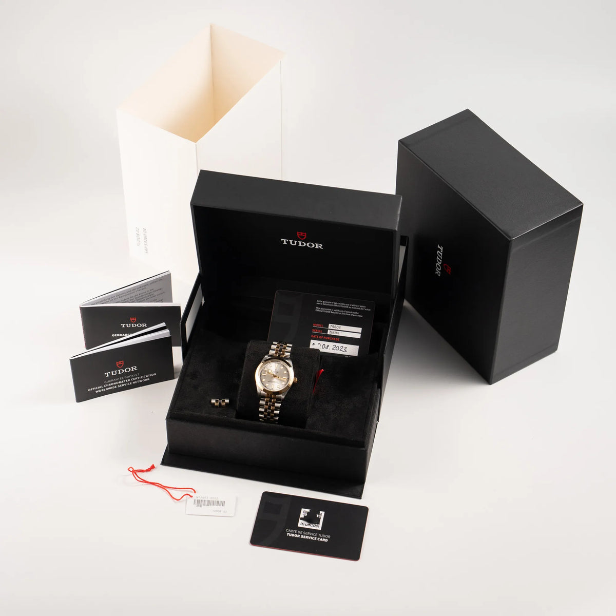 Lieferumfang zu der der Tudor Black Bay 31 Stahl Gold der Referenz 79603 mit silberfarbenem Zifferblatt am Jubilee-Armband, bestehend aus Box mit Umkarton, Papiere/Garantiekarte und Booklets