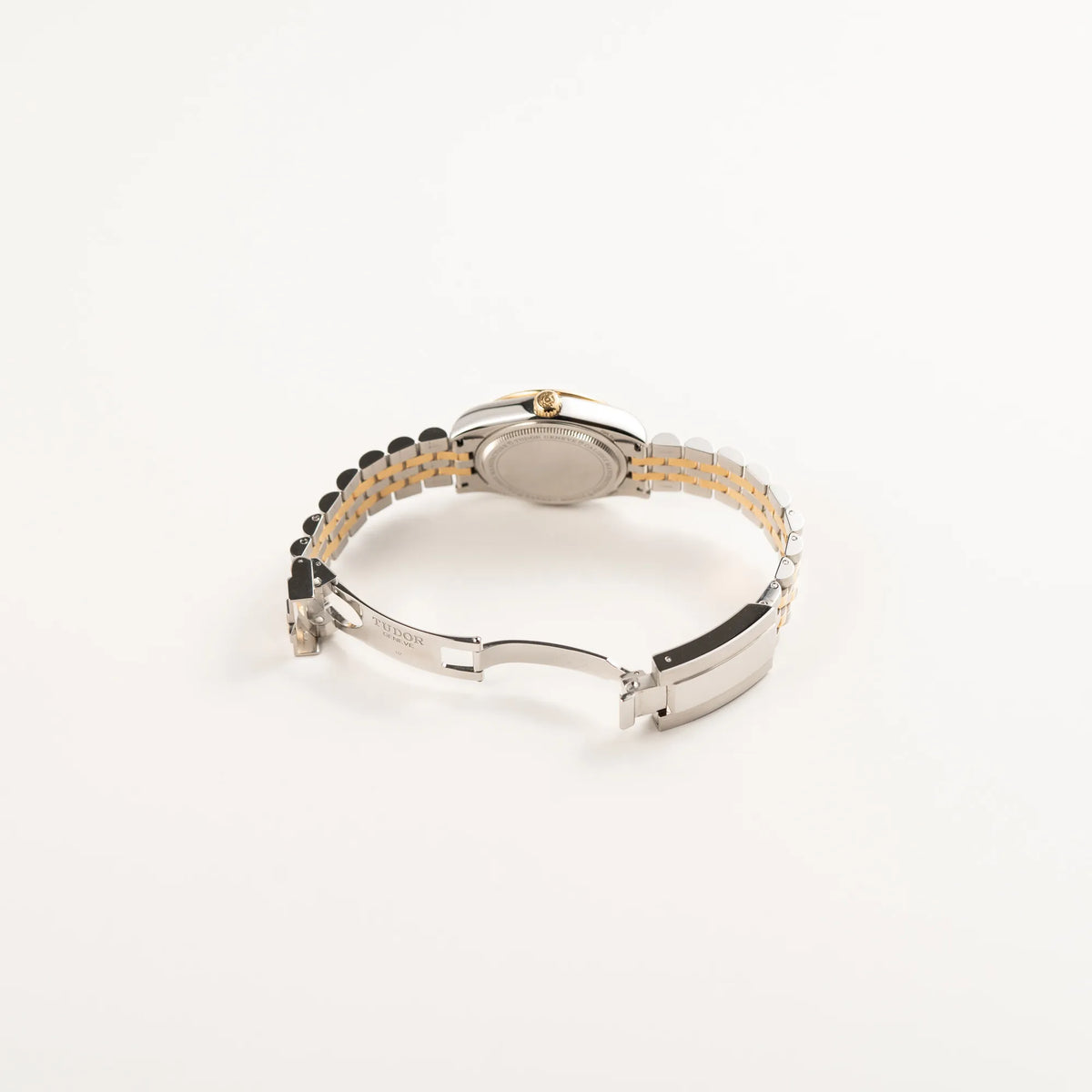 Geöffnete Faltschliesse der Tudor Black Bay 31 Stahl Gold der Referenz 79603 mit silberfarbenem Zifferblatt am Jubilee-Armband