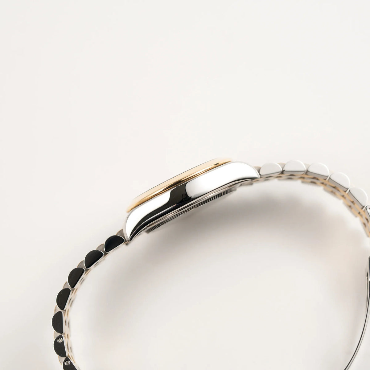 Seitliche Gehäuseflanke der Tudor Black Bay 31 Stahl Gold der Referenz 79603 mit silberfarbenem Zifferblatt am Jubilee-Armband