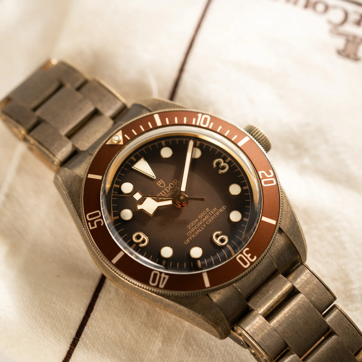 Produktfotografie als Titelbild für die Tudor Black Bay 58 M79012M in Bronze, deren Oberfläche bereits mit einer gleichmäßigen Patina überzogen ist, mit einem braunem Zifferblatt