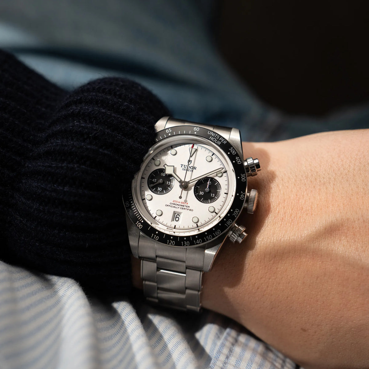 Wristshot mit dem Tudor Black Bay Chronograph 79360N mit dem Panda-Zifferblatt in weiß mit schwarzen Totalisatoren an einem Männerhandgelenk