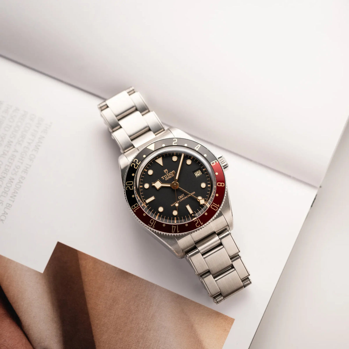 Produktfotografie als Titelbild für die Tudor BlackBay GMT Coke der Referenz 7939G1A0NRU mit der schwarz-roten Lünette und bronzefarbenen Details am Edelstahlarmband