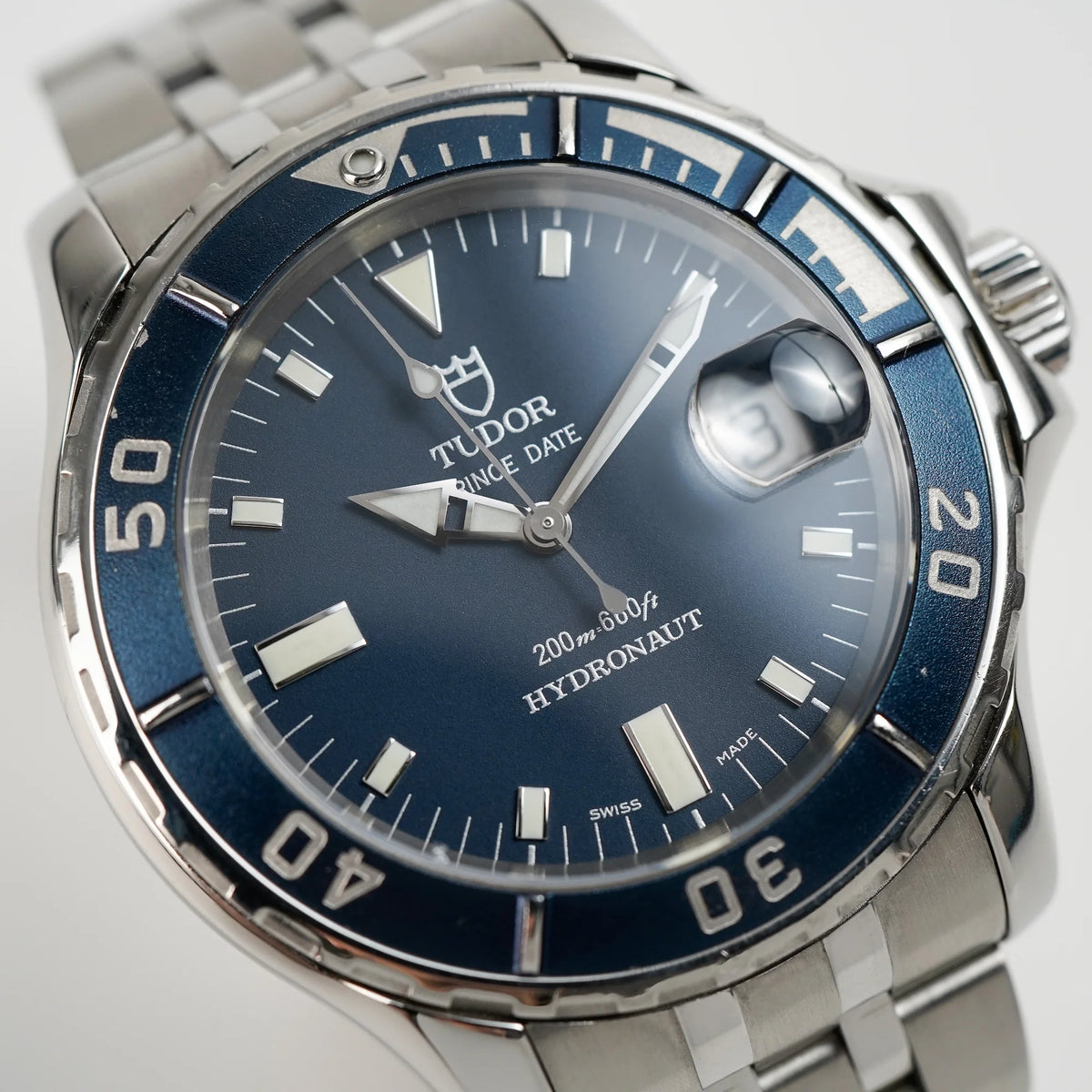 Detailaufnahme des Zifferblatts der Tudor Hydronaut Prince Date, Referenz 89190, mit blauem Zifferblatt und blauer Lünette