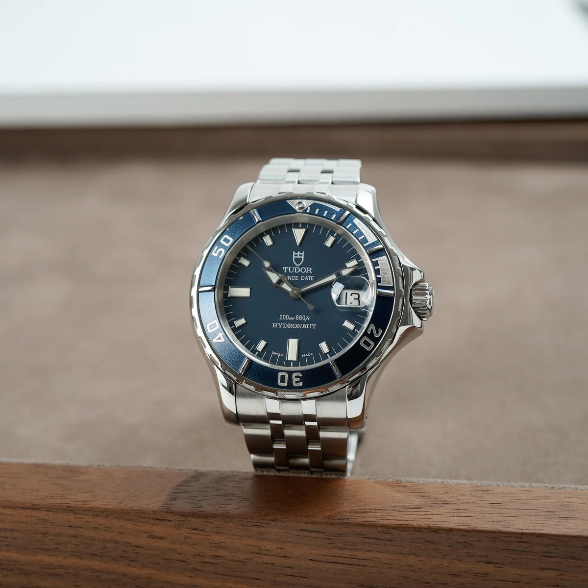 Tudor Hydronaut Prince Date, Referenz 89190, mit blauem Zifferblatt und blauer Lünette steht auf Juweliers-Tablet mit hellbraunem Leder