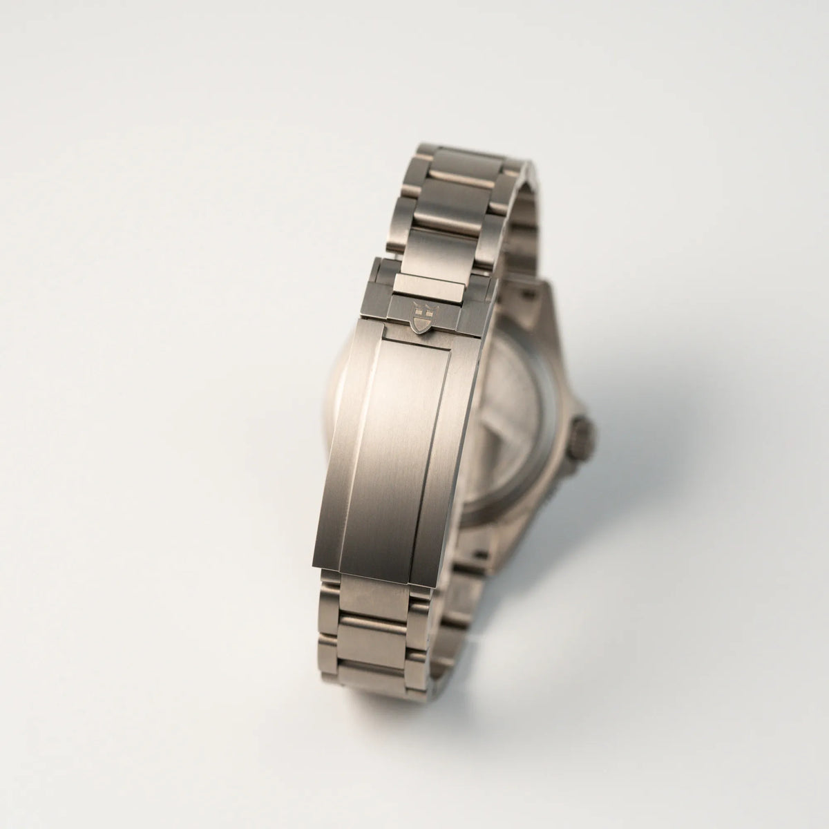 Rückseite der Tudor Pelagos 254407N mit 39mm Durchmesser aus Titan mit Blick auf die Faltschliesse