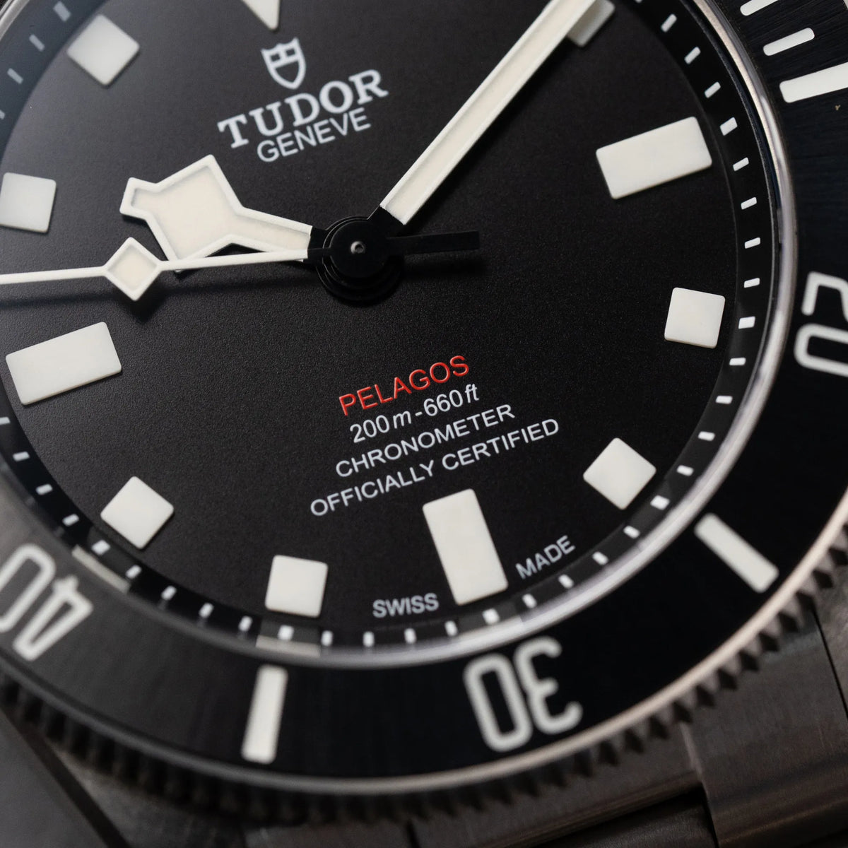 Makroaufnahme des Zifferblatts der Tudor Pelagos 254407N mit 39mm Durchmesser aus Titan mit Fokus auf dem roten Pelagos-Schriftzug