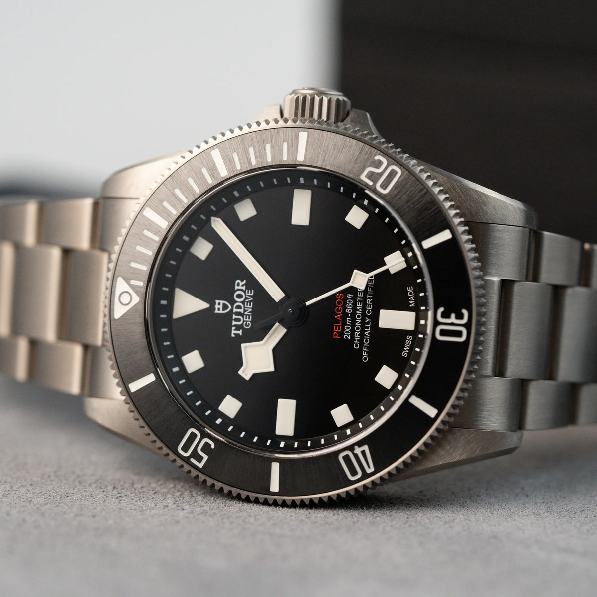 Detailaufnahme der Tudor Pelagos 254407N mit 39mm Durchmesser aus Titan, während die Uhr auf einem Juwelierstablet