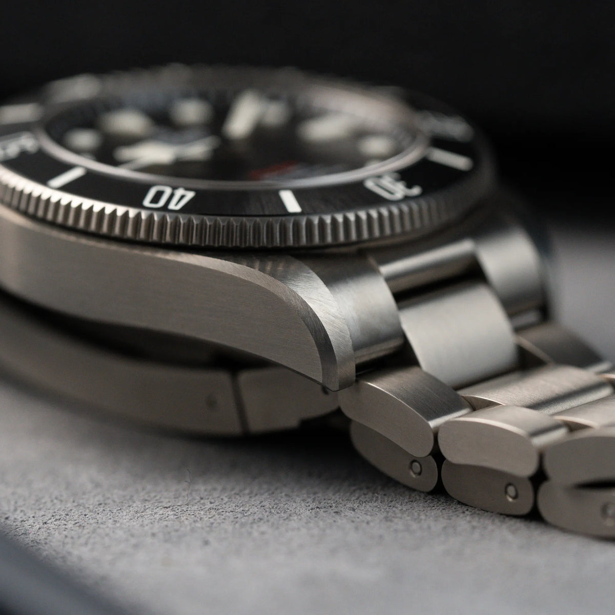 Detailaufnahme des Bandanstosses der Tudor Pelagos 254407N mit 39mm Durchmesser aus Titan