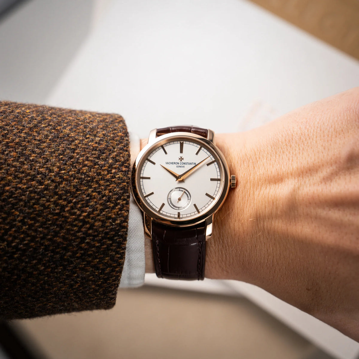 Mann trägt die Vacheron Constantin Patrimony 82172 in Roségold am braunem Lederband in einem nahezu neuwertigen Zustand an seinem Handgelenk
