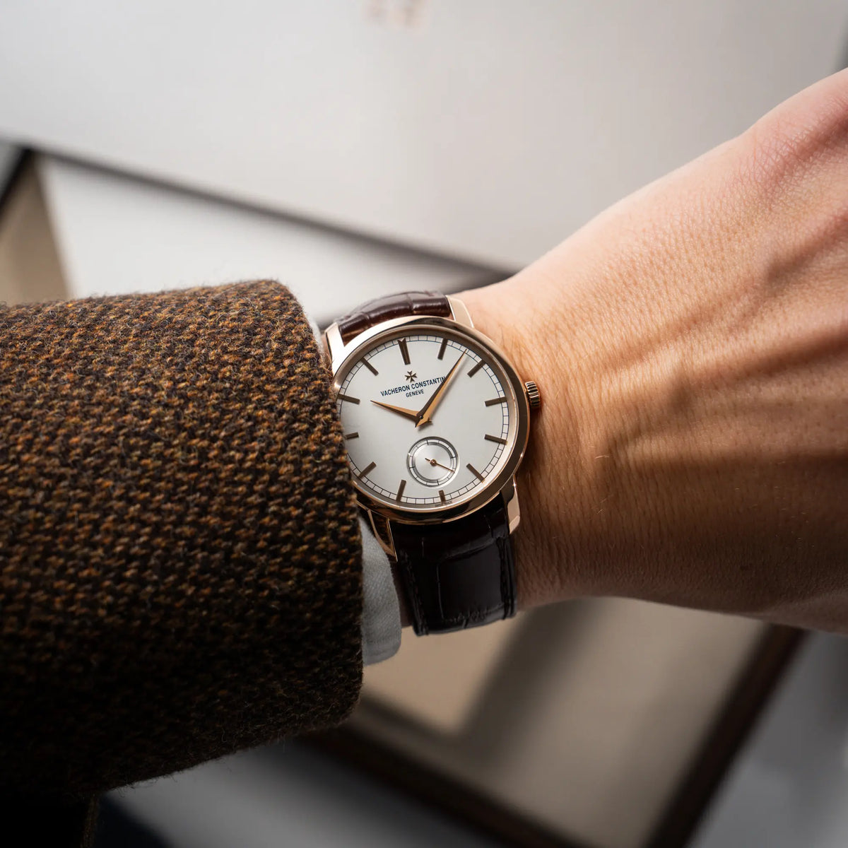 Wristshot an Männerhandgelenk mit der Vacheron Constantin Patrimony 82172 in Roségold am braunem Lederband in einem nahezu neuwertigen Zustand
