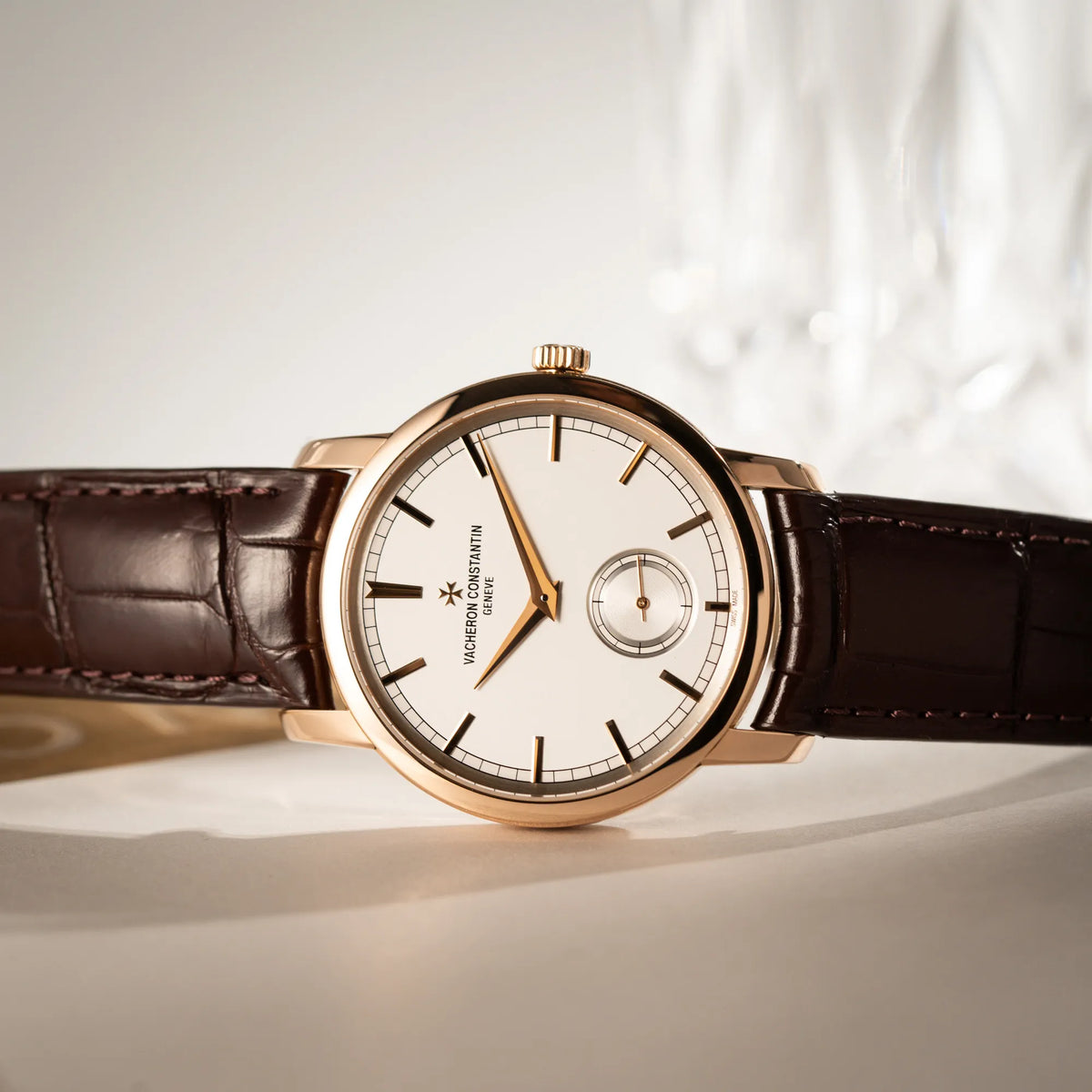 Detailaufnahme der seitlich auf dem Uhrengehäuse liegenden Vacheron Constantin Patrimony 82172 in Roségold am braunem Lederband in einem nahezu neuwertigen Zustand