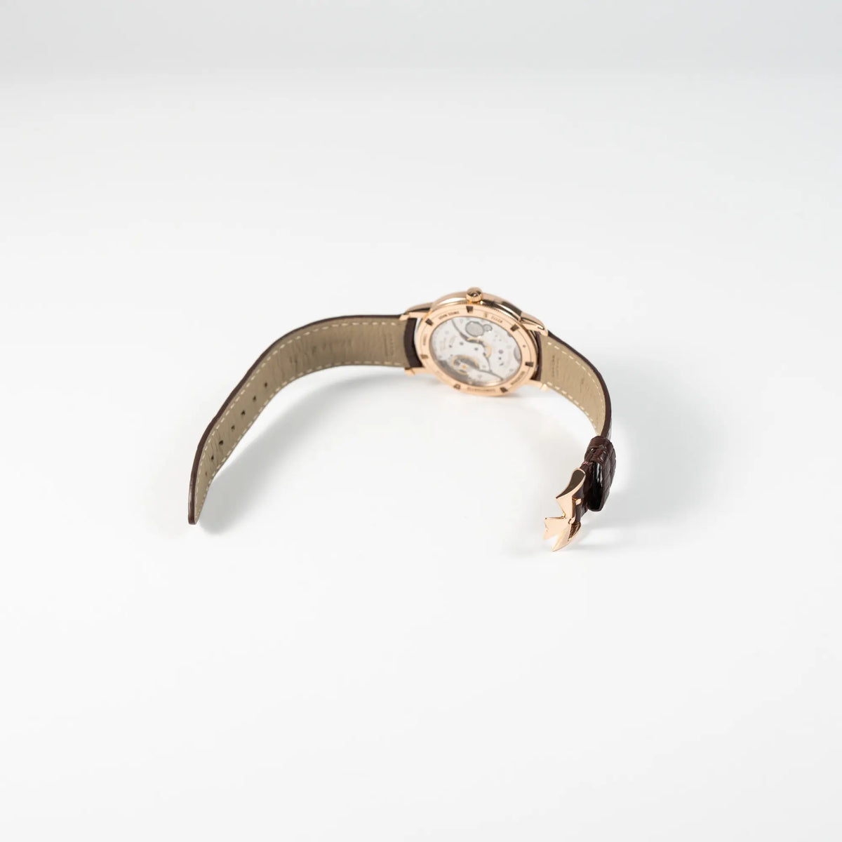 Geöffnete rosegoldene Dornschliesse der Vacheron Constantin Patrimony 82172 in Roségold am braunem Lederband in einem nahezu neuwertigen Zustand