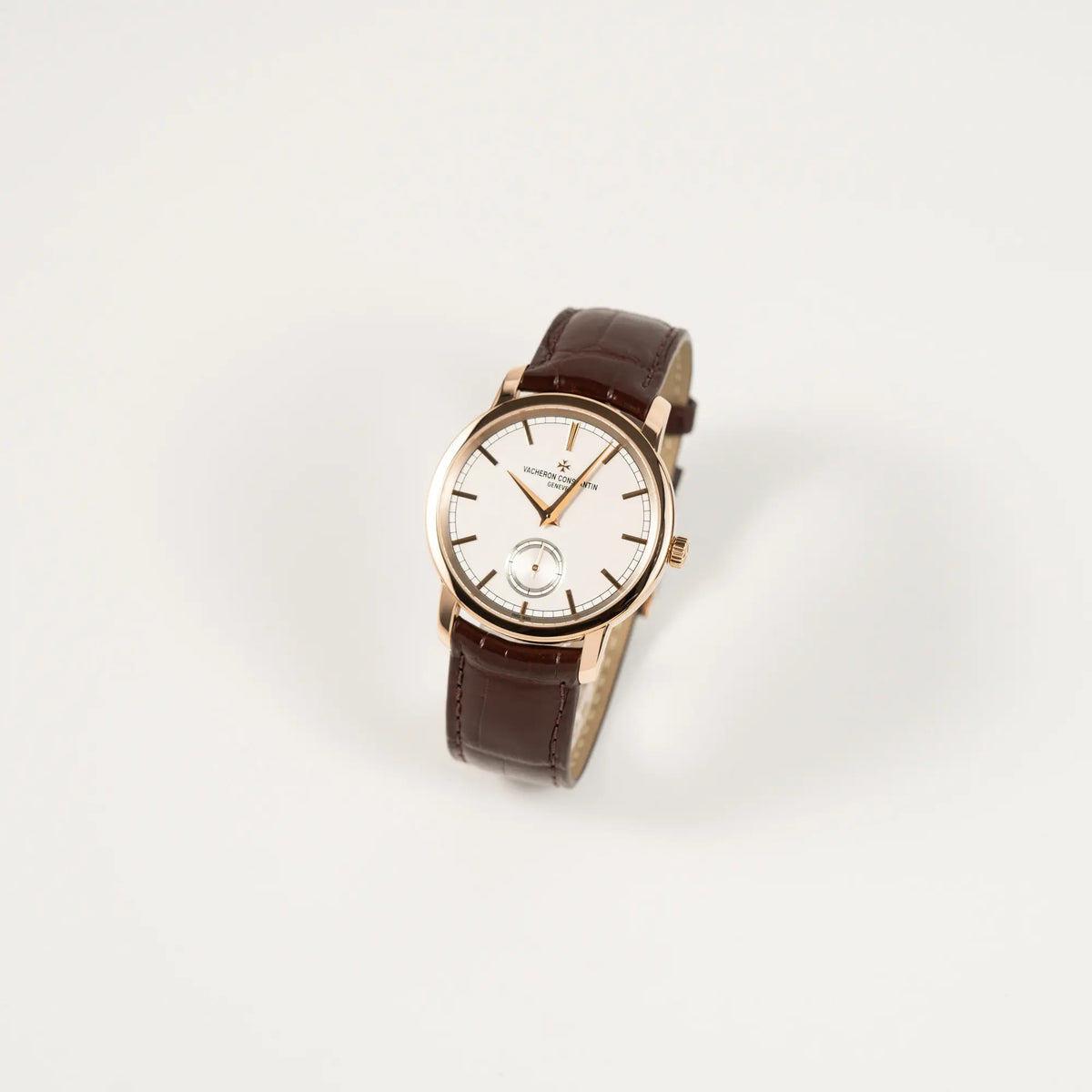 Leicht schräge Ansicht der Vacheron Constantin Patrimony 82172 in Roségold am braunem Lederband in einem nahezu neuwertigen Zustand