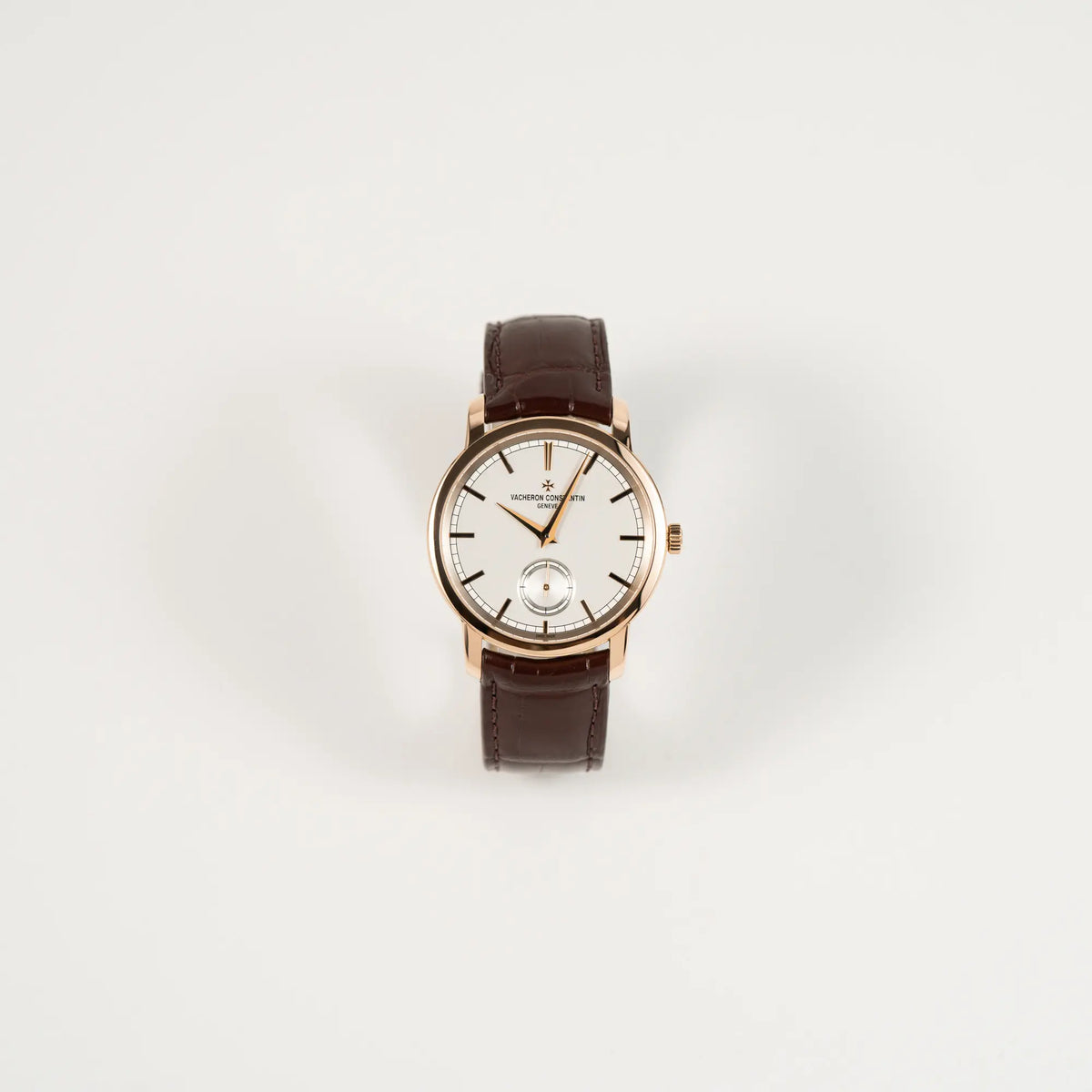 Frontale Ansicht der Vacheron Constantin Patrimony 82172 in Roségold am braunem Lederband in einem nahezu neuwertigen Zustand