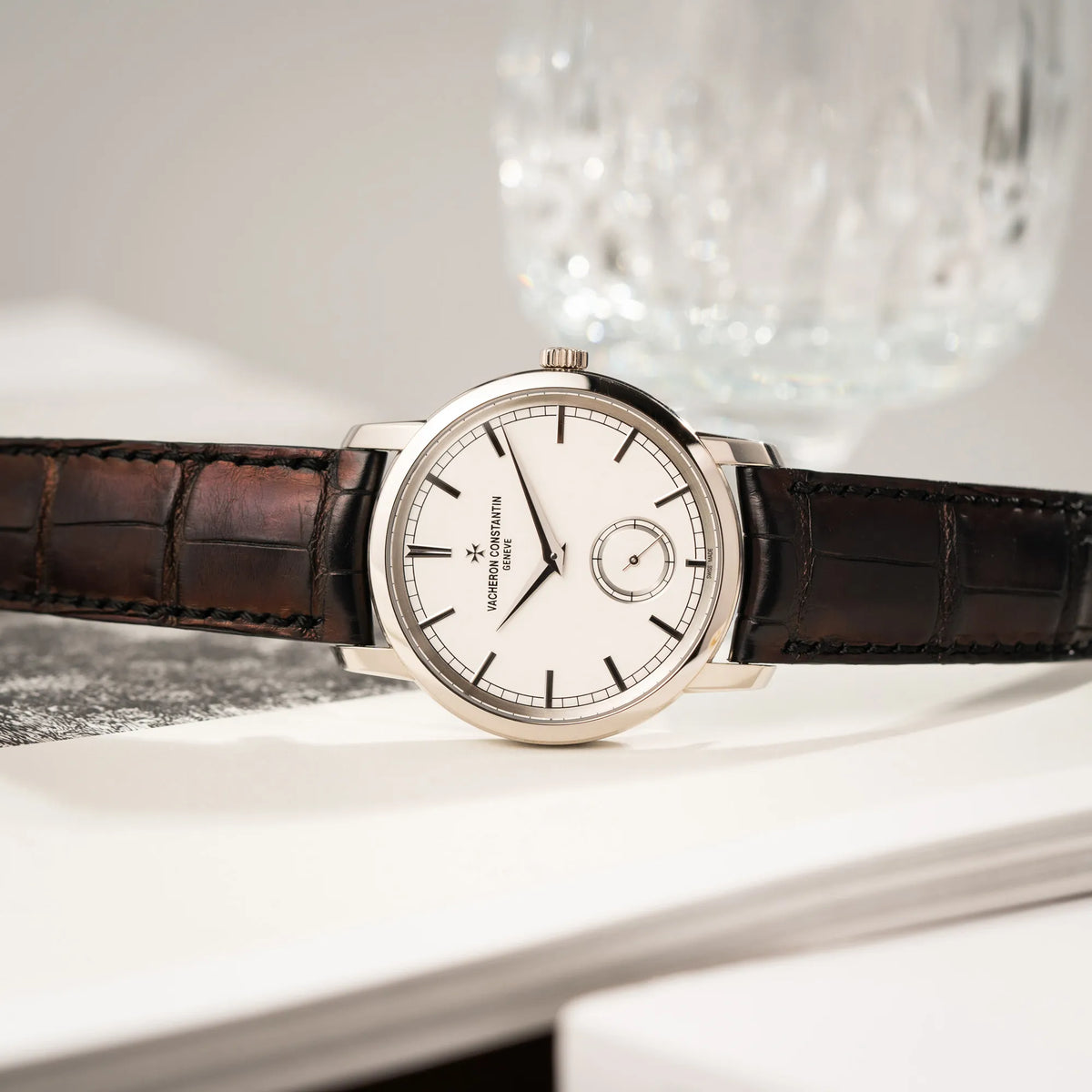 Produktfotografie als Titelebild für die Vacheron Constantin Traditionelle 82172 mit weißem Zifferblatt und einem Weißgold-Gehäuse am braunem Lederband