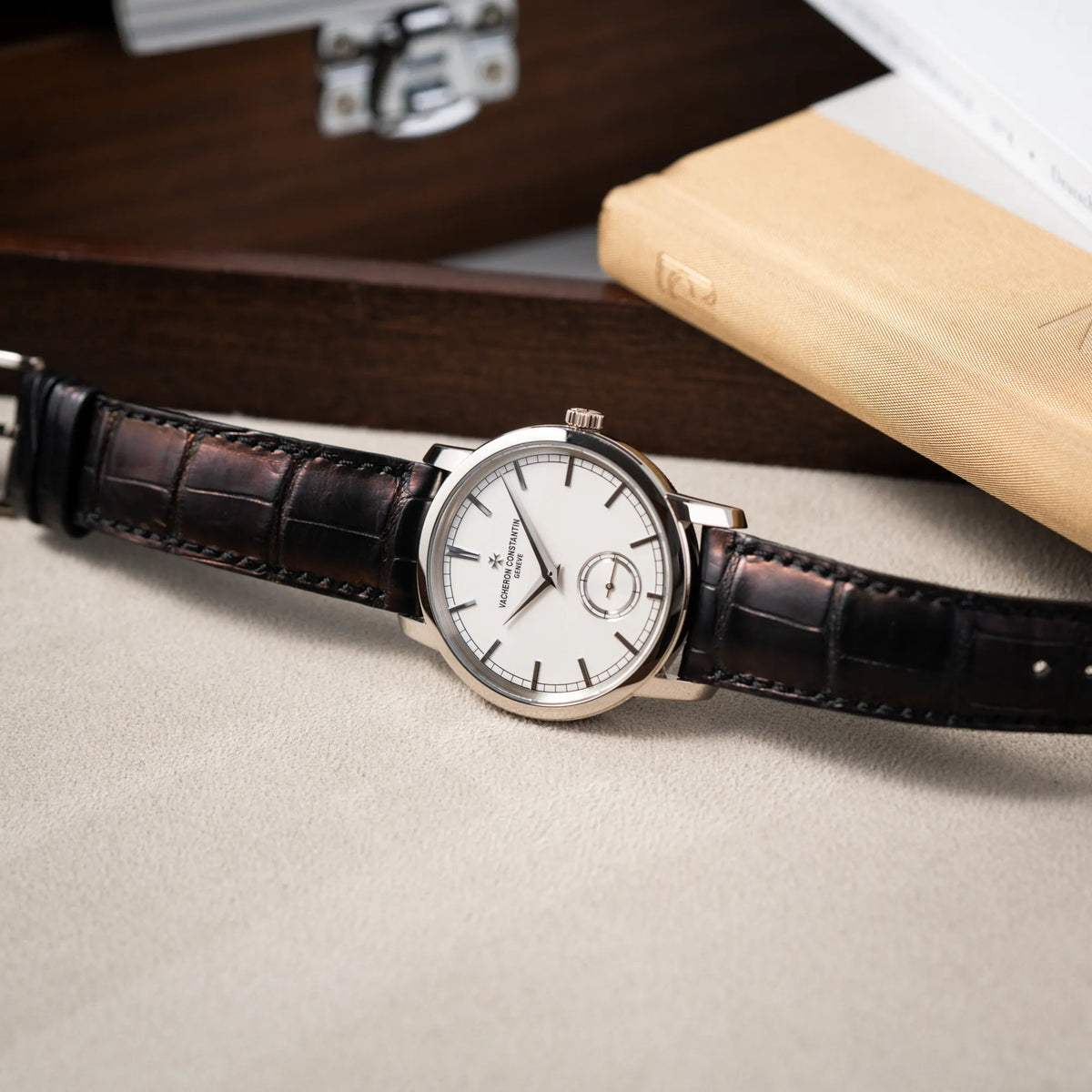 Vacheron Constantin Traditionelle 82172 mit weißem Zifferblatt und einem Weißgold-Gehäuse am braunem Lederband liegt auf Juwelierstablet