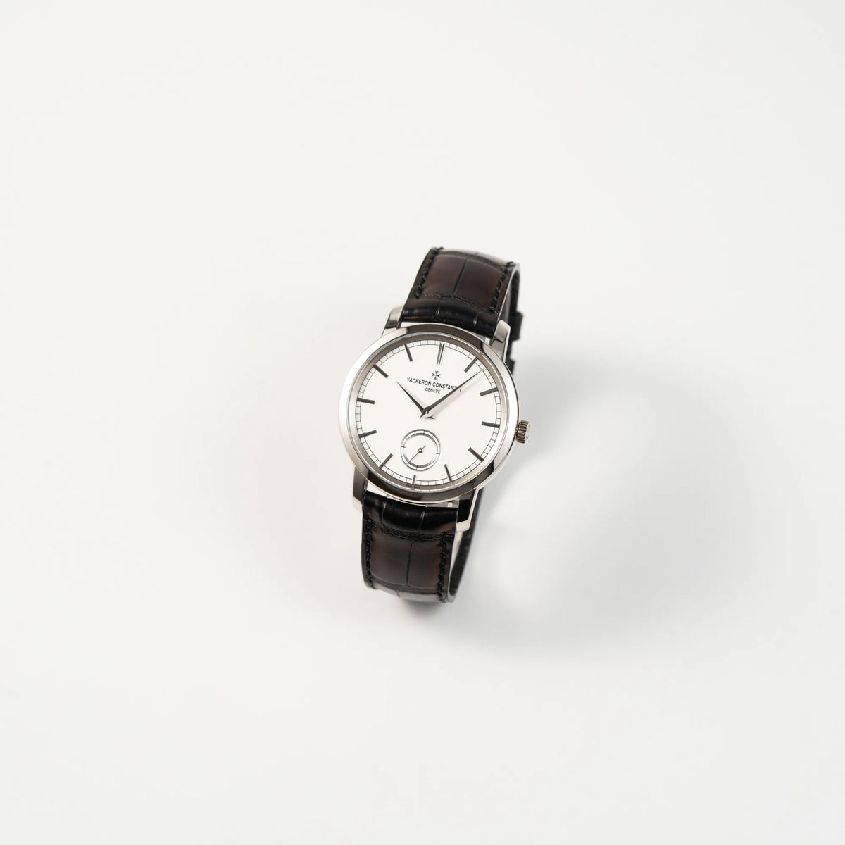 Leicht schräge Ansicht der Vacheron Constantin Traditionelle 82172 mit weißem Zifferblatt und einem Weißgold-Gehäuse am braunem Lederband