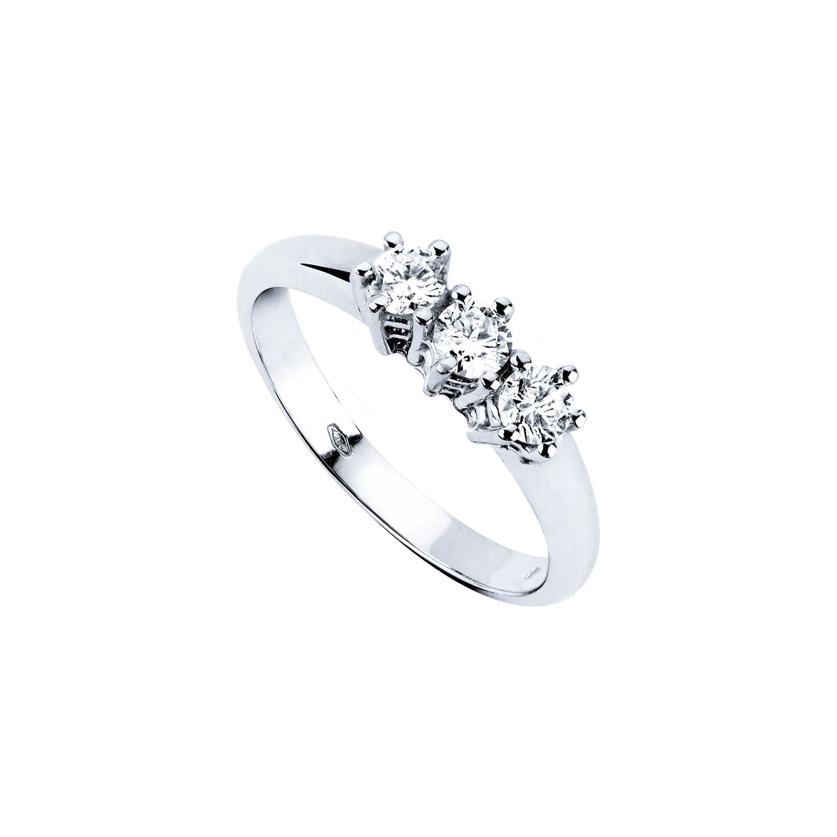 Produktfotografie des Weißgoldrings Trilogy mit drei zentralen Brillanten vor weißem Hintergrund