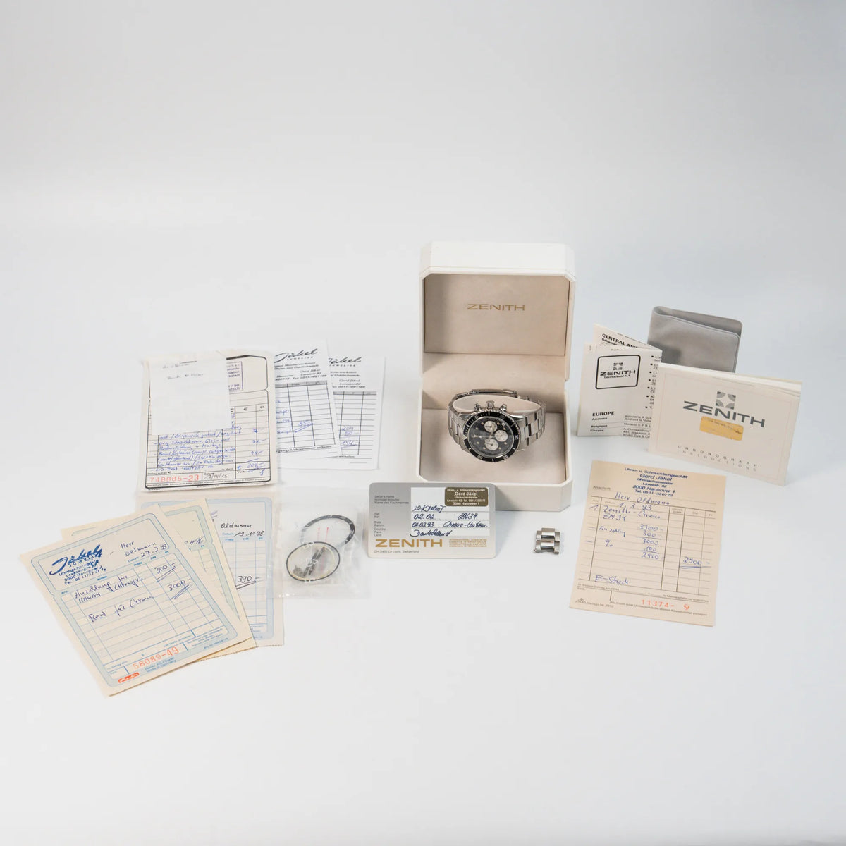 Zenith El Primero Chronograph aus 1993 mit schwarzem Zifferblatt und silbernen Totalisatoren zusammen mit dem Lieferumfang im Collector's Full-Set