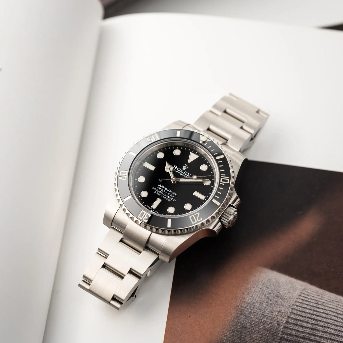 Produktfotografie als Titelbild für die Rolex Submariner 114060 No Date aus 2019 in der klassischen schwarzen Ausführung im Neuzustand