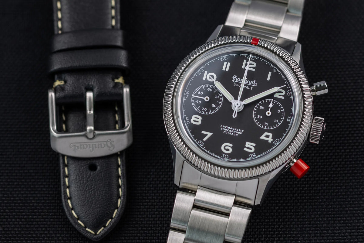 Detailaufnahme des Uhrengehäuses der Hanhart 417 ES 1954 Heritage Flyback mit 39mm-Gehäuse und schwarzem Zifferblatt am Edelstahlarmband