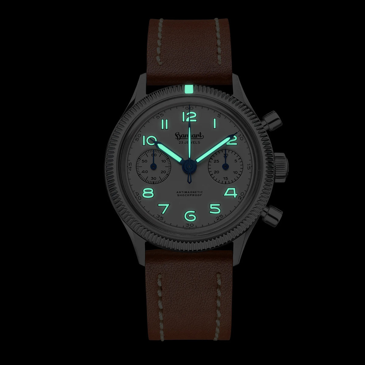 Lecuhtende Zieger und Indizes bei Nacht dank der Super-Luminova-Beschichtung von der Hanhart 417 ES Moby Dick mit weißem Zifferblatt und gebläuten Zeigern im 39 mm-Gehäuse am Edelstahlarmband