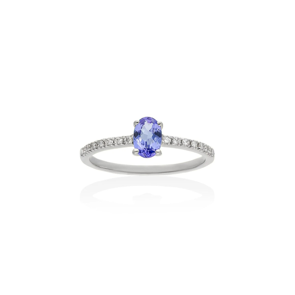 Produktfoto des Marina Garcia Weißgoldrings mit ovalem Tansanit-Edelstein in 18 Karat Weißgold mit diamantbesetzter Ringschiene