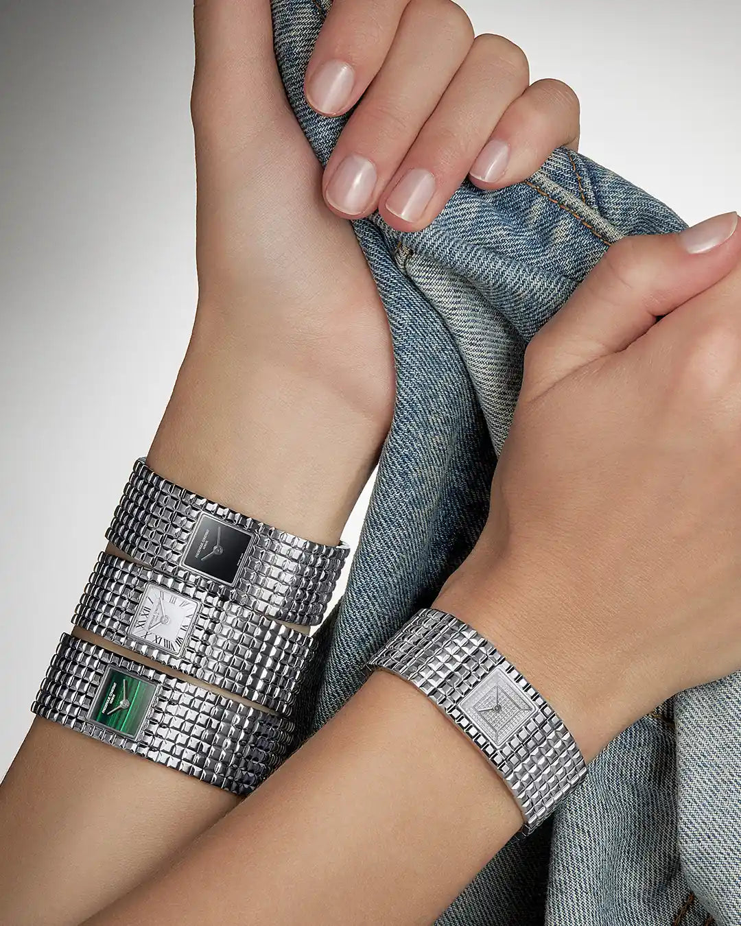 Frau trägt alle 4 Varianten der Frederique Constant Manchette Armbanduhr: schwarzes Onyx-Zifferblatt, Zifferblatt mit römischen Indizes, mit Diamant-Zifferblatt und mit Malachit-Zifferblatt