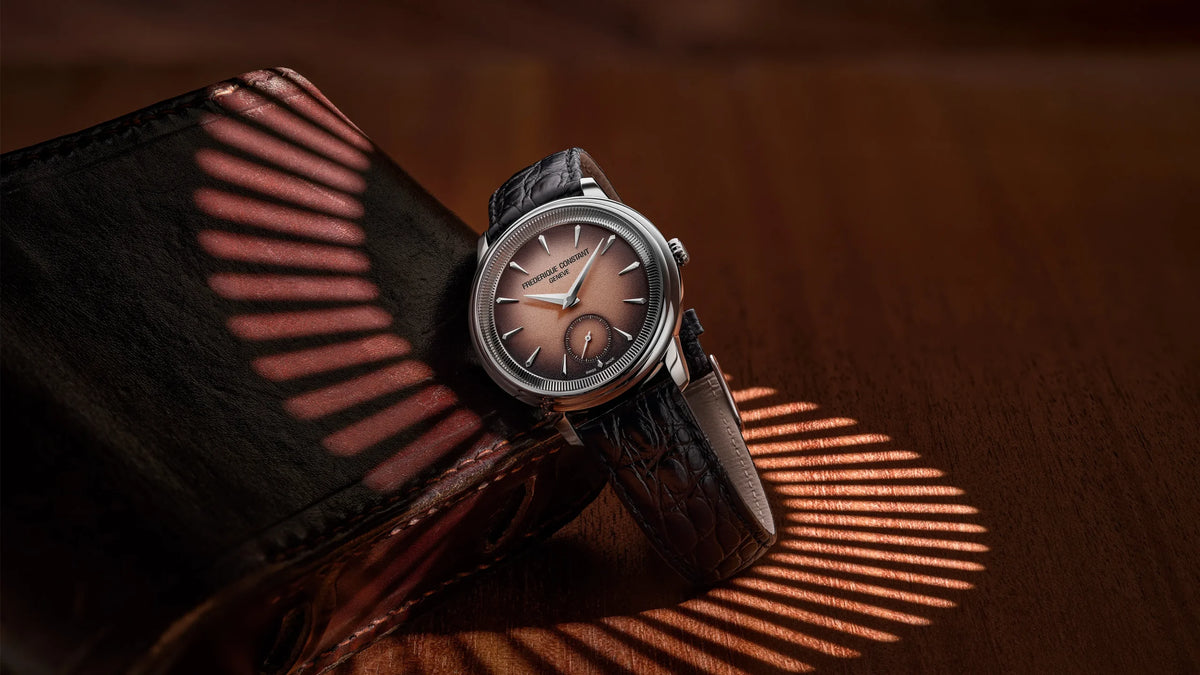 Künstlerische Produktfotografie der Frederique Constant Moneta Handaufzug Limited Edition der Referenz FC-435BBL3S6 mit braun-schwarz verlaufendem Ombre-Dial am schwarzen Lederband