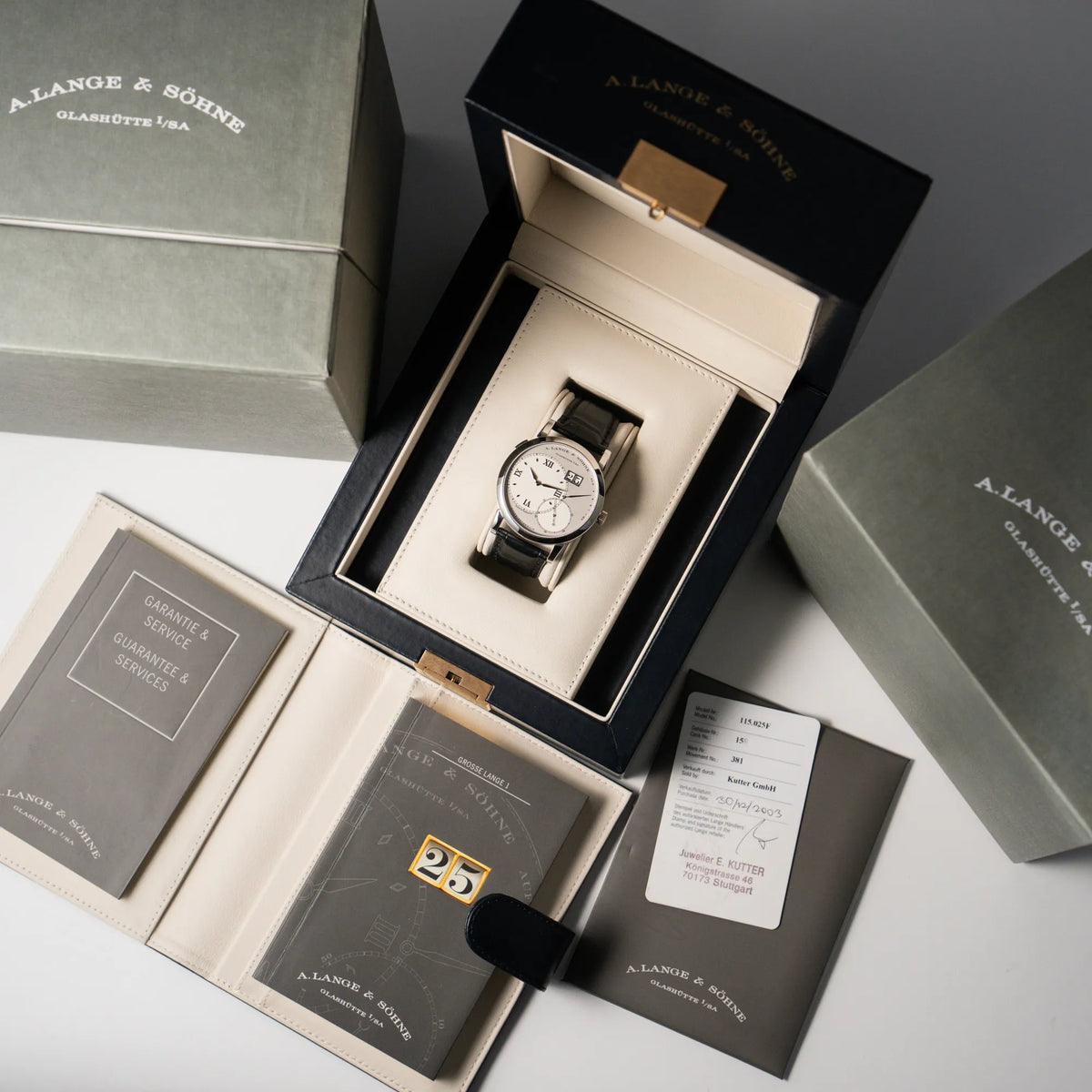 Große Lange 1 mit Platingehäuse und silberfarbenem Zifferblatt am schwarzen Lederband von A. Lange & Söhne zusammen mit dem Lieferumfang als Full-Set inklusive Service-Beleg